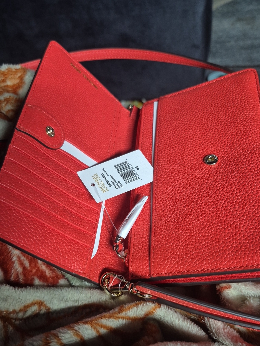 Michael Kors Red Crossbody Bag with Modern Design - Picture 4 of 6
